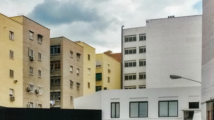fotografia edificio santa maria de la cabeza fachada ventanas hogares arquitectura paisaje urbano siuacionismo psicogeografia antonio beltran
